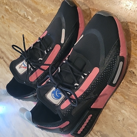 Women's Adidas "Nasa Artemis" running shoes size 7.5 - Picture 1 of 9